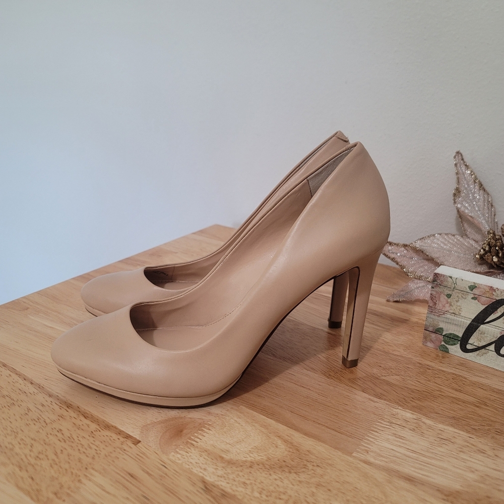 Bannana Republic Cream Stilettos size 7. With a 4 inch heel. Very crisp. - Picture 5 of 17